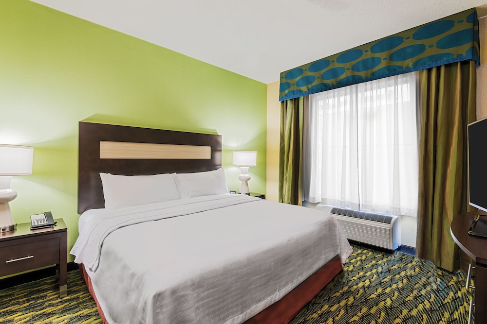 Suite, Accessible, Non Smoking (Hearing Impaired) photo 2