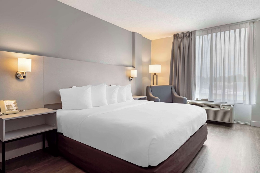 Suite, 1 King Bed, Accessible, Non Smoking - Photo 4