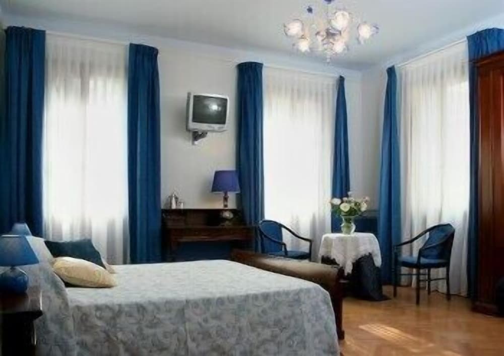 Deluxe Double Room, Private Bathroom photo 3