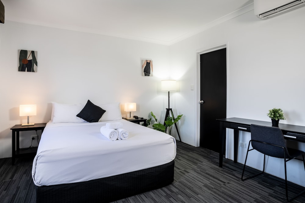 Superior Room, 1 Queen Bed photo 2