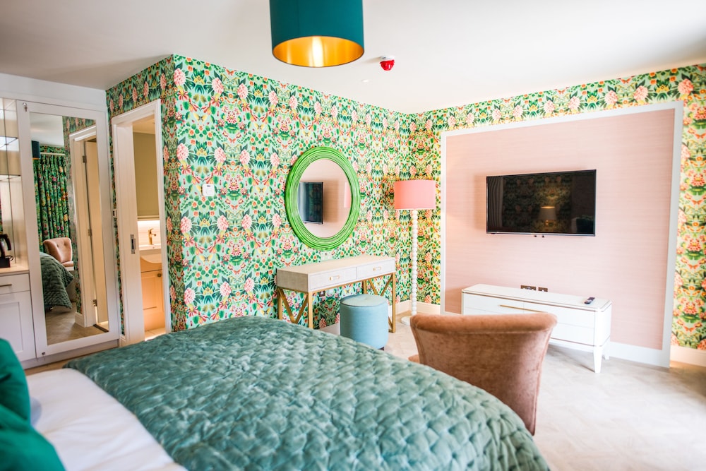 Deluxe Double Room, 1 King Bed, Pool View
