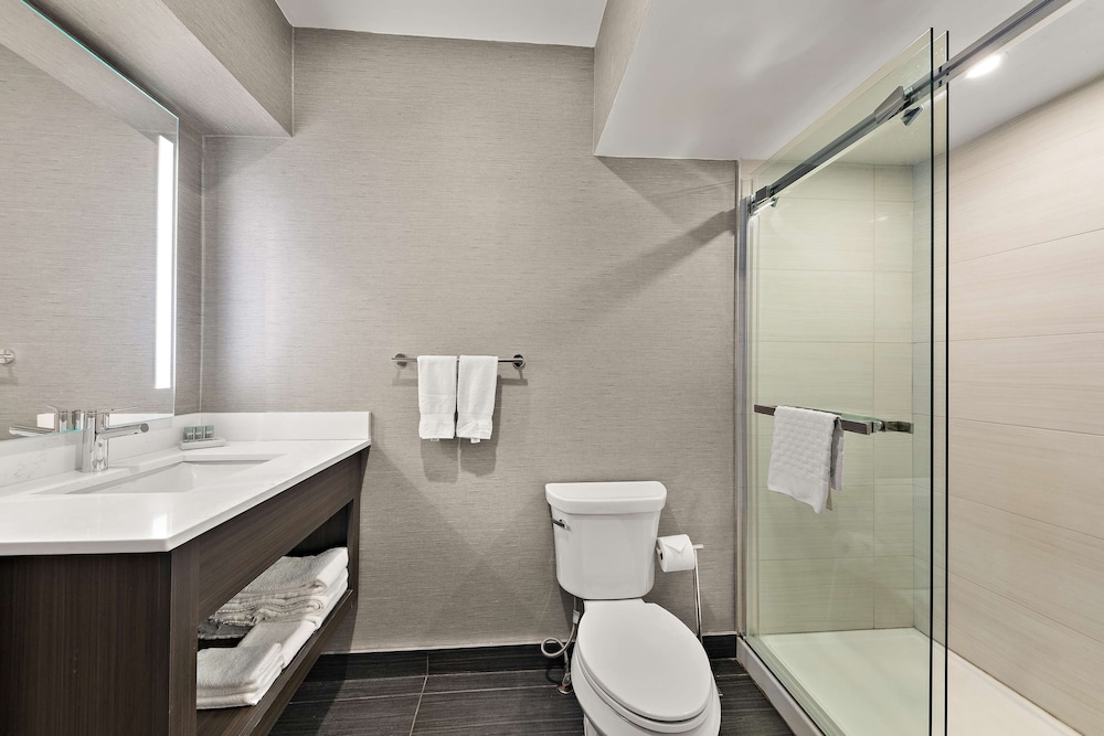 Suite, 2 Queen Beds, Non Smoking, Balcony (Walk-in Shower;Larger Room) - Photo 5