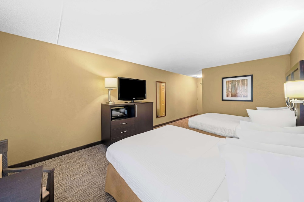 Standard Room, 2 Queen Beds, Non Smoking, Refrigerator & Microwave - Photo 3