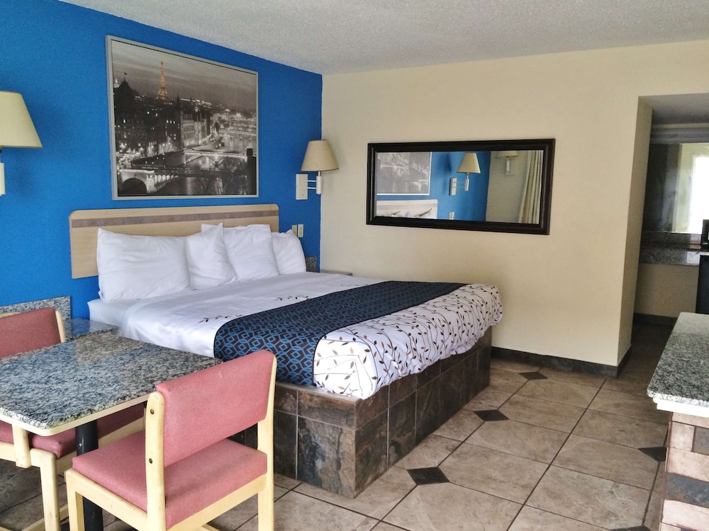Room, 1 King Bed, Non Smoking photo 3