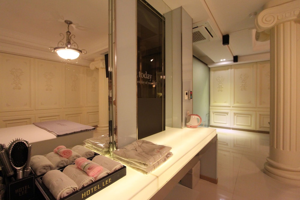 Royal Suite, 1 Double Bed (Addt’L Fee For Consecutive Nights) photo 2