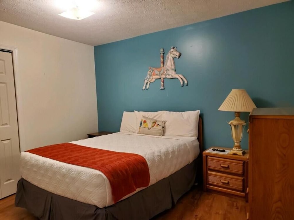 Suite, 2 Bedrooms, Kitchen, Mountain View