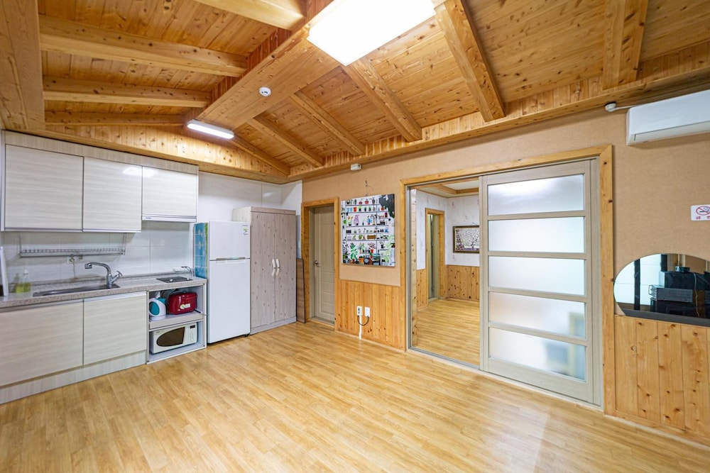 Basic Room, 1 Bedroom (Rosemary) - Photo 9