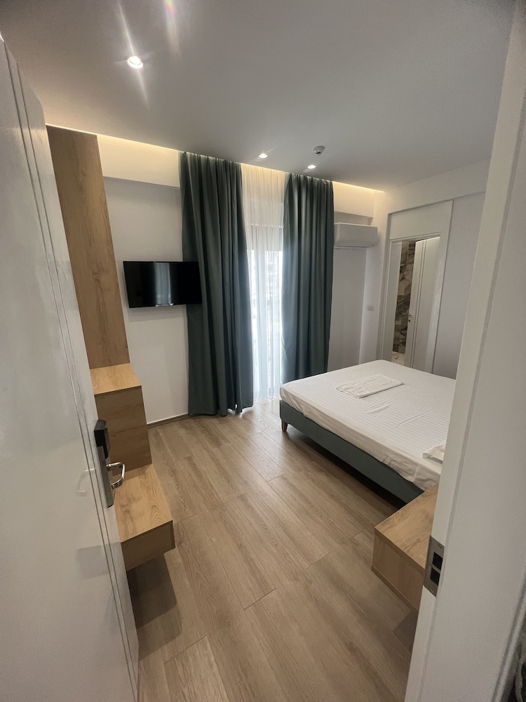 Superior Room, 1 King Bed, Hot Tub photo 1