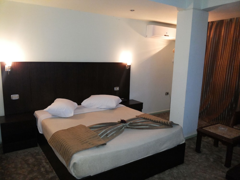 Family Room, 1 Queen Bed, Smoking