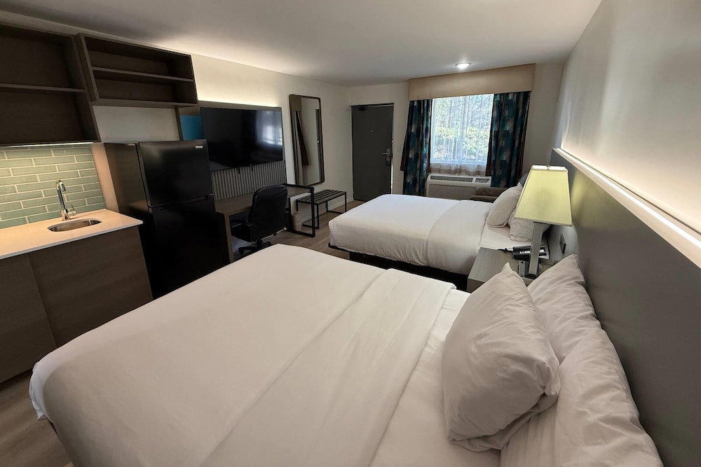 Room, 2 Queen Beds, Non Smoking photo 1