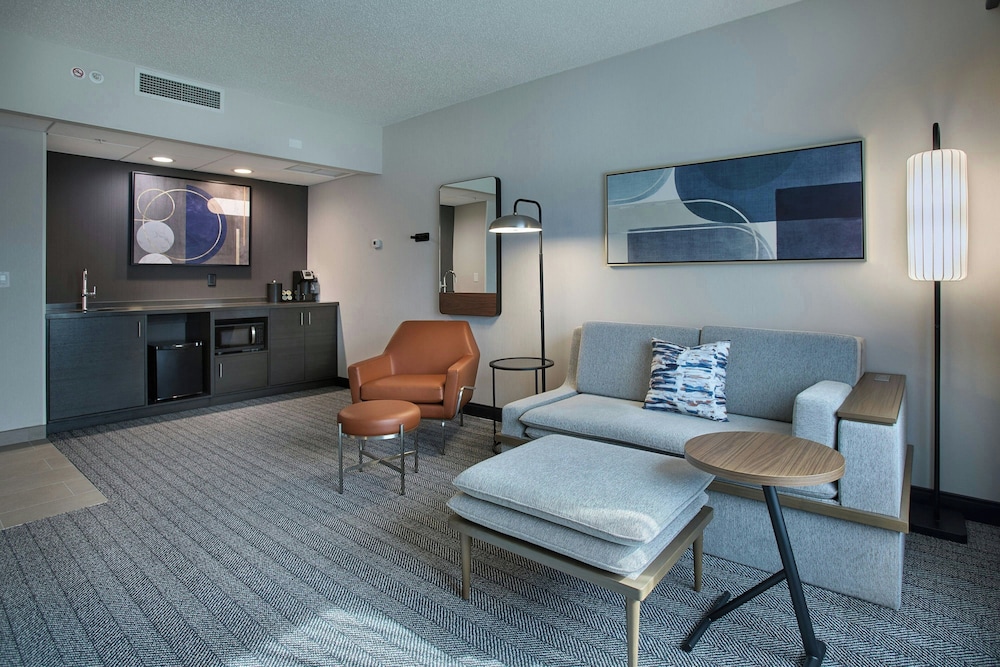 Suite, 1 Bedroom, Non Smoking, Courtyard View (Mobility/Hearing Access, ADA tub)