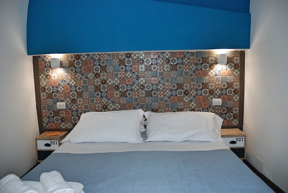 Standard Room, 1 Queen Bed photo 1