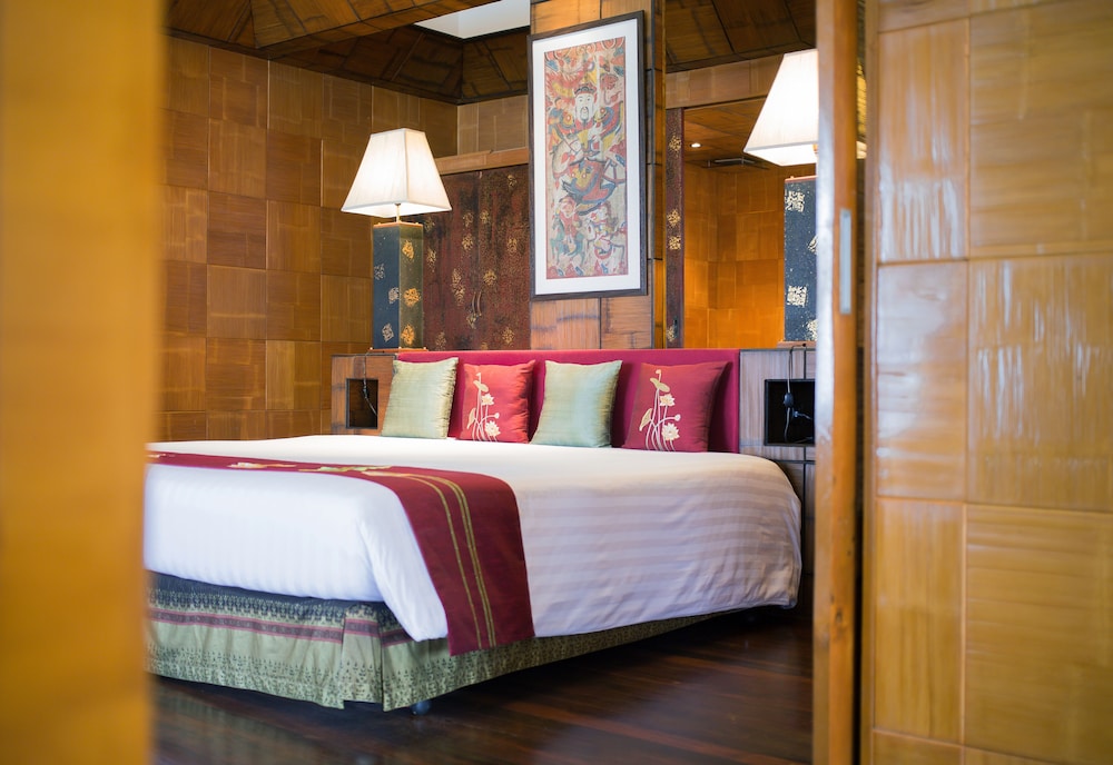 Pool Suite - Photo 2