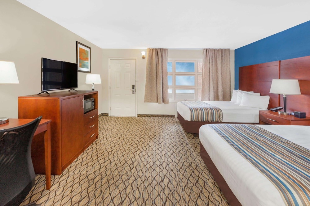 Standard Room, 2 Queen Beds, Lake View photo 1
