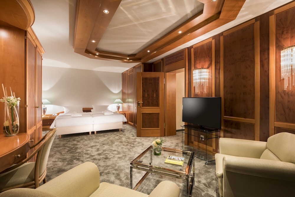 Luxury Suite - Photo 2