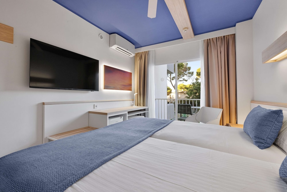 Standard Double Room, Pool View thumbnail 5