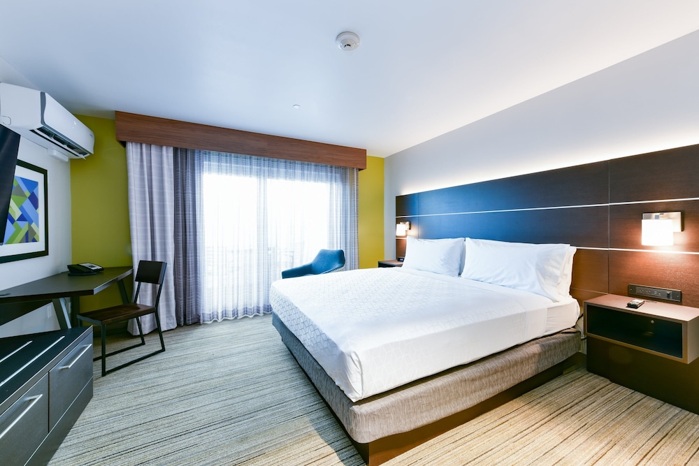 Standard Room, 1 Double Bed, Accessible, Non Smoking (Communications, Mobility) - Photo 1