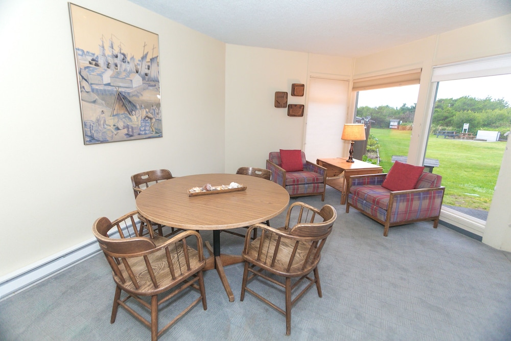 Signature Room, 1 King Bed with Sofa bed, Kitchen, Pool View (1 Bedroom Unit- 110- Pet Friendly) - Photo 7