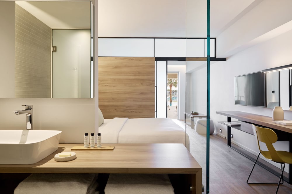 Junior Suite, Pool View thumbnail 6