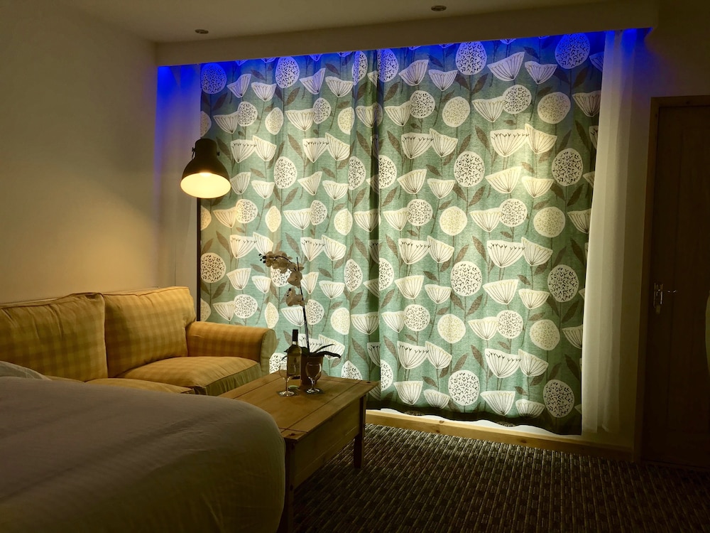 Deluxe Room, 1 King Bed, Balcony, Lake View photo 3