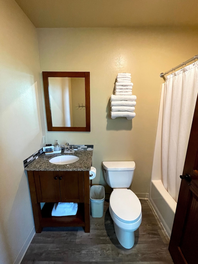 Basic Double Room, 2 Queen Beds, Hill View photo 3