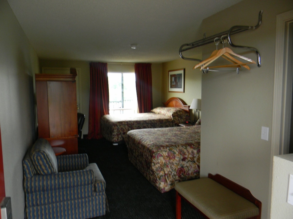 Standard Room, 2 Queen Beds photo 3