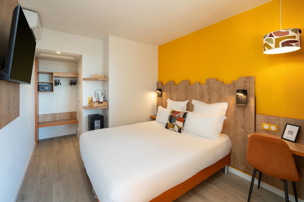 Standard Room, 1 Queen Bed, Non Smoking - Photo 10