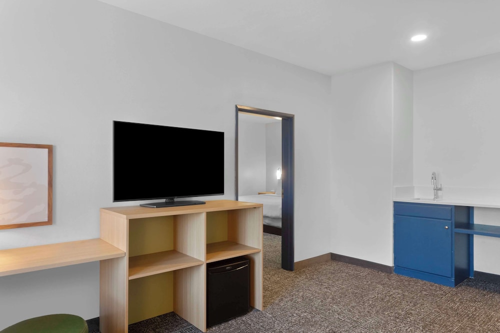 Suite, 1 King Bed - Photo 4