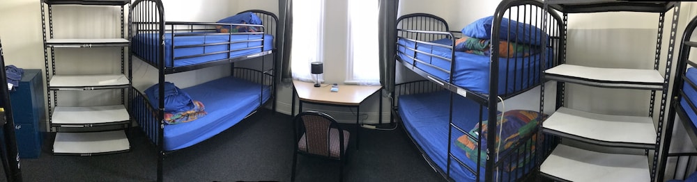 1 Bed in a 6 Bed Mixed Dorm photo 2