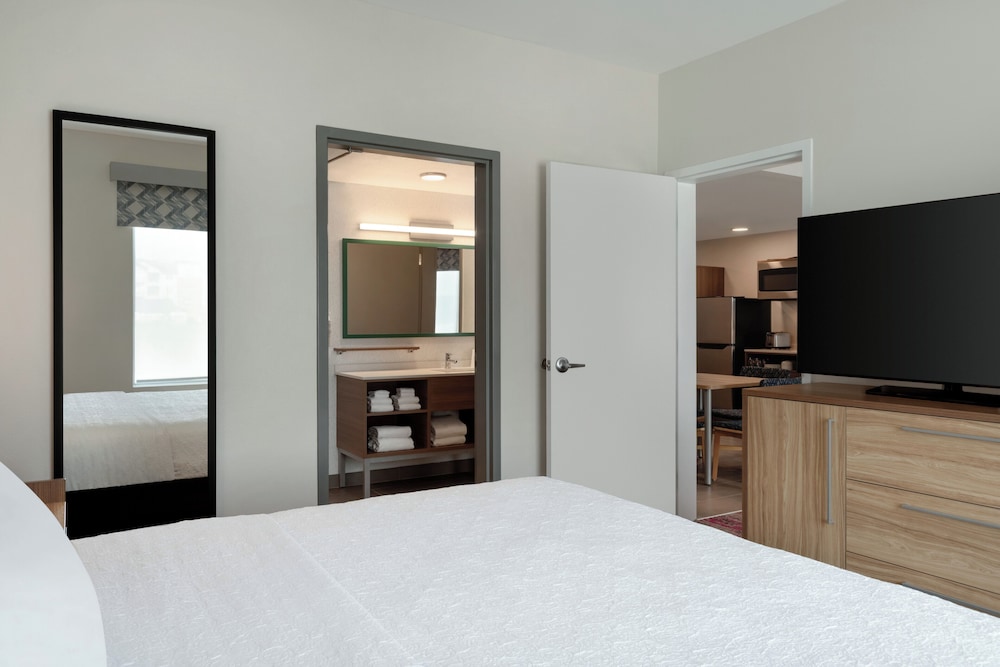 Suite, 1 King Bed, Accessible (Hearing)
