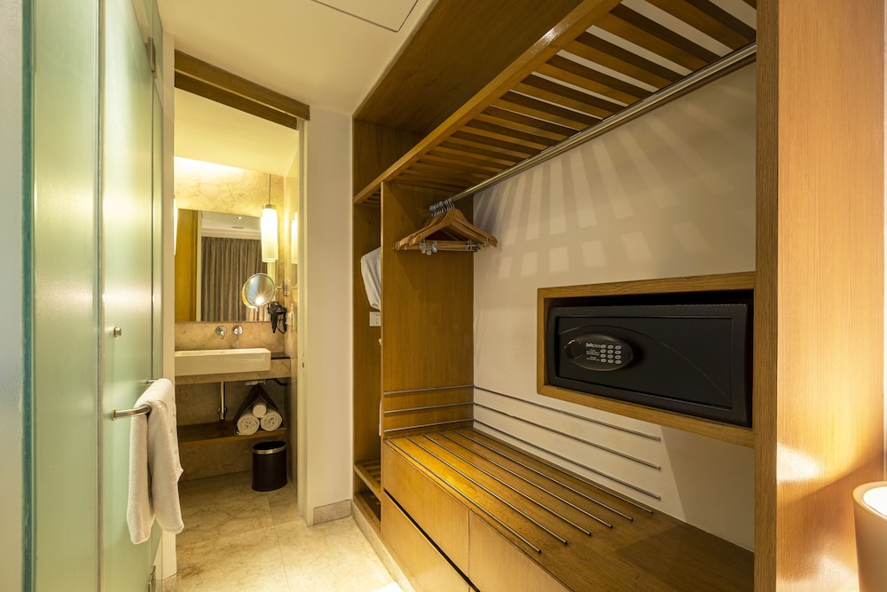 Deluxe Suite City View Queen Bed - Photo 2
