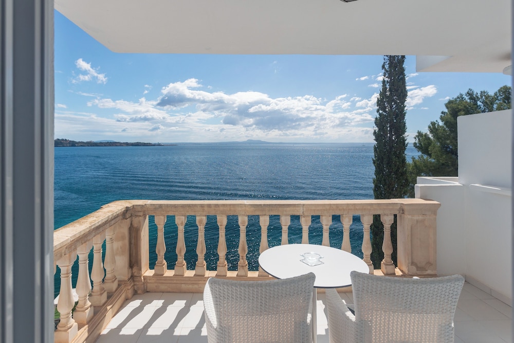 Deluxe Suite, 1 Bedroom, Sea View, Oceanfront (3 Adults + 1 Child) thumbnail 6