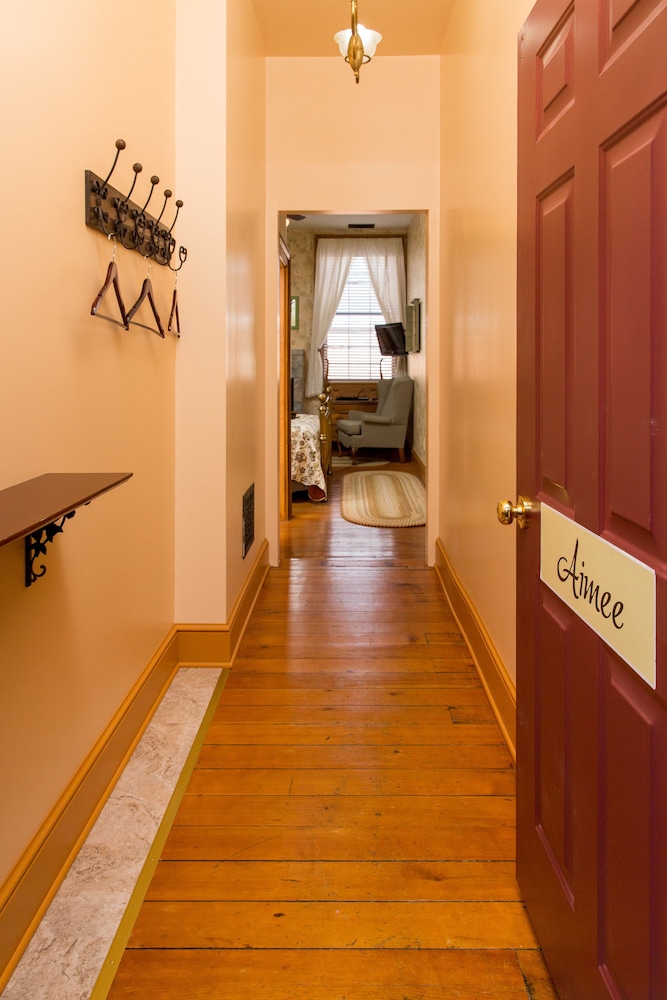 Aimee Room photo 2
