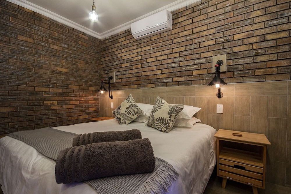 Comfort Room, 1 King Bed, Non Smoking, Ensuite photo 1