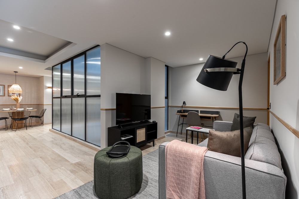 Premium Apartment with Balcony - Photo 6