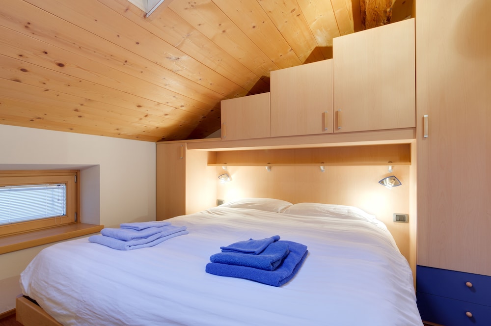 Attic, 1 Bedroom photo 2