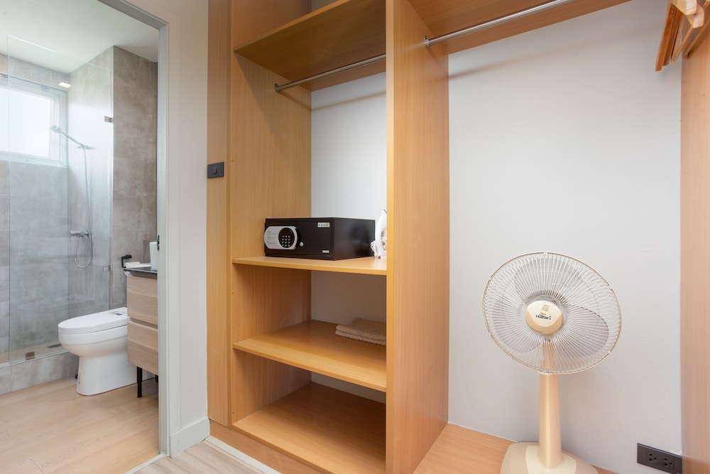 Two Bedroom Balcony Apartment - Photo 7