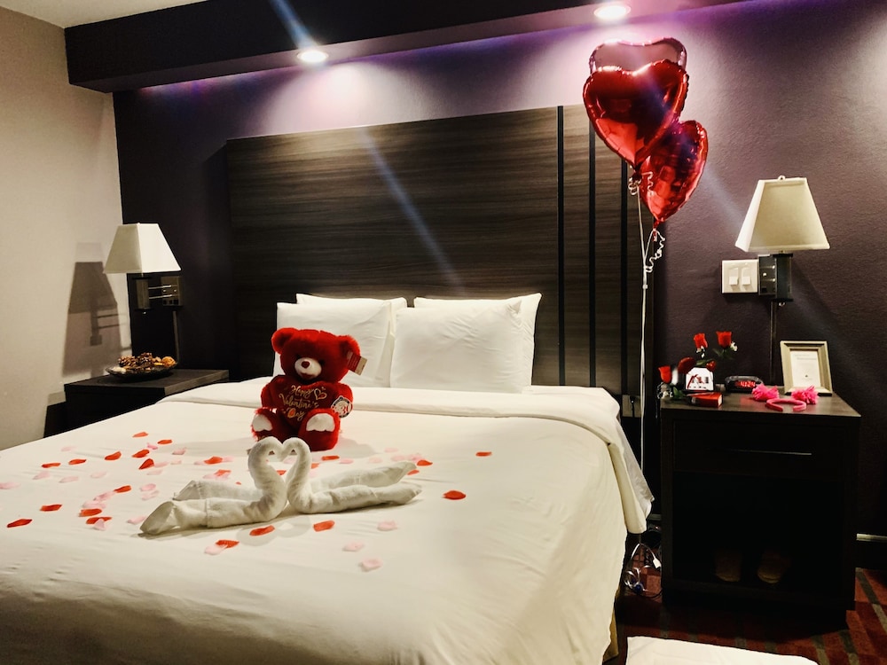 Luxury Room, 1 King Bed, Non Smoking, Jetted Tub photo 3