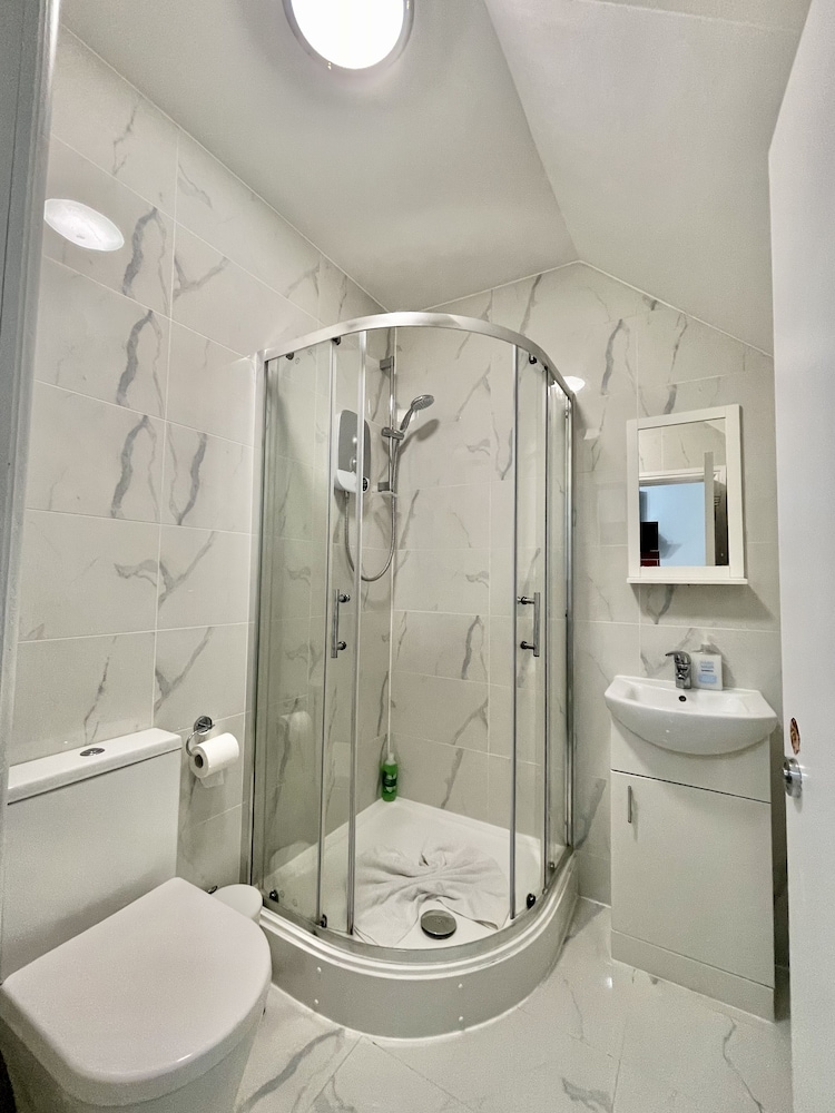 Standard Studio, Private Bathroom (Quad ) thumbnail 5