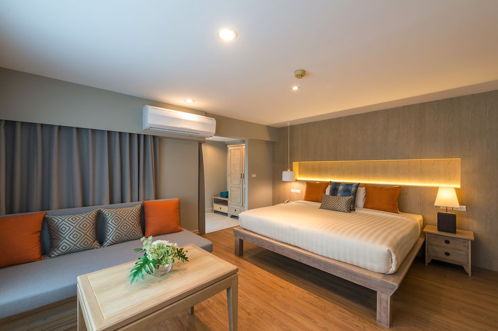 Deluxe Room, Pool View - Photo 1
