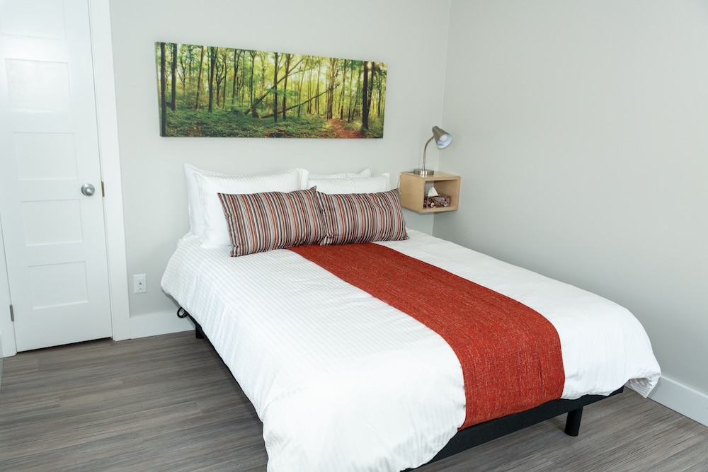 Suite 5, 1 Queen Bed