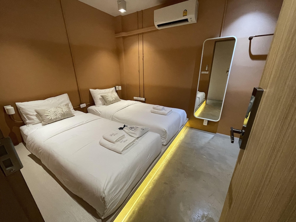 Twin Room, 2 Twin Beds, Non Smoking, Ensuite - No Window photo 3