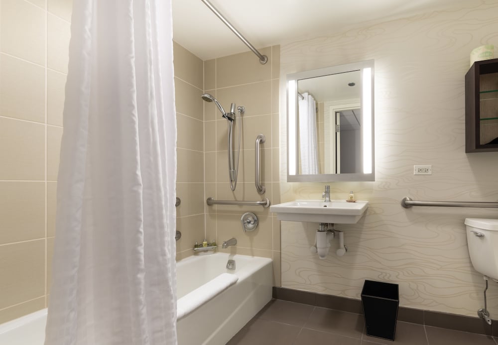 Room, 1 King Bed, Accessible Bathtub - Photo 17