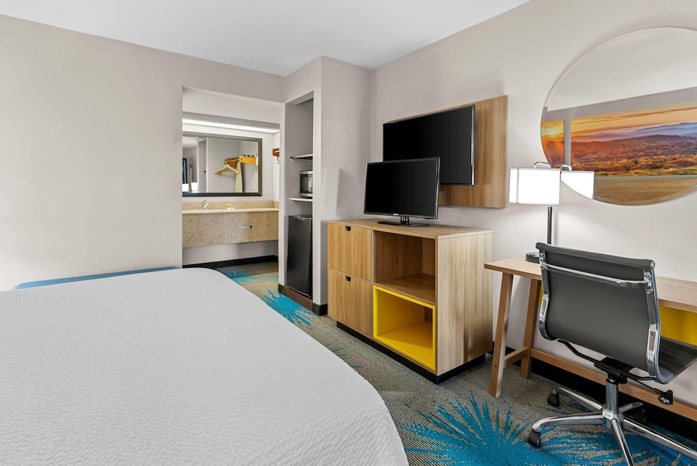 Room, 1 King Bed, Non Smoking - Photo 2