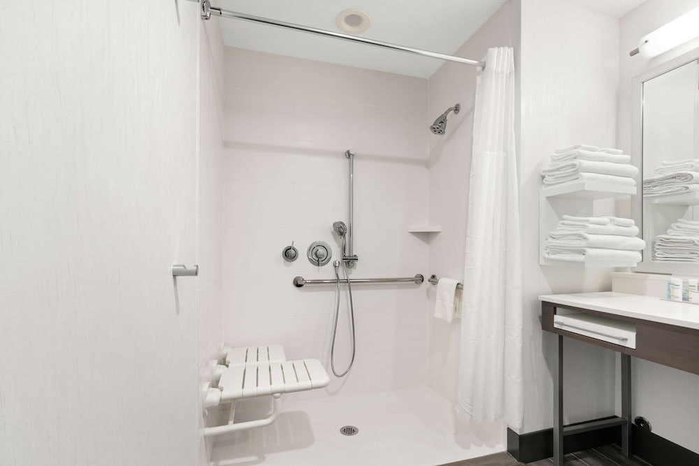 Room, 2 Queen Beds, Accessible (Roll-In Shower) - Photo 4