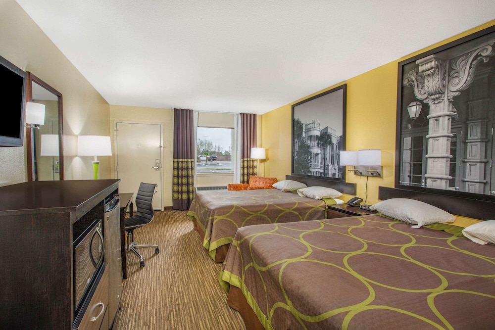 Suite, 2 Queen Beds, Microwave - Photo 4