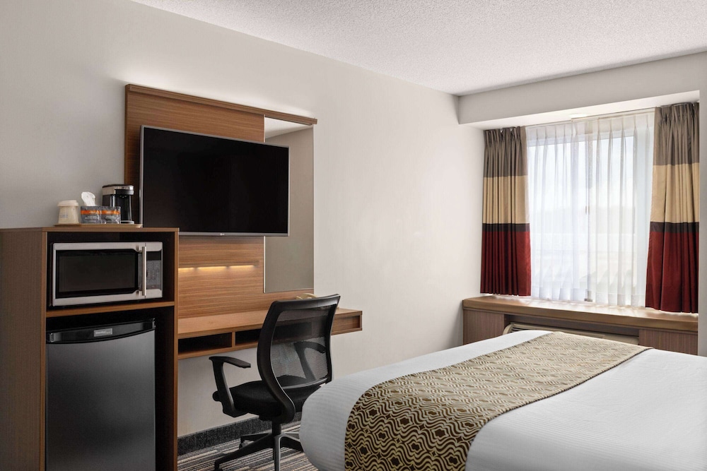 Deluxe Room, 1 Queen Bed, Non Smoking photo 3