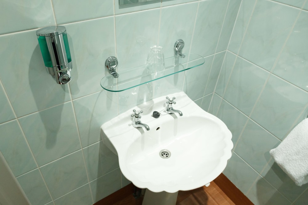 Standard Single | Large Single Bed | Ensuite photo 3