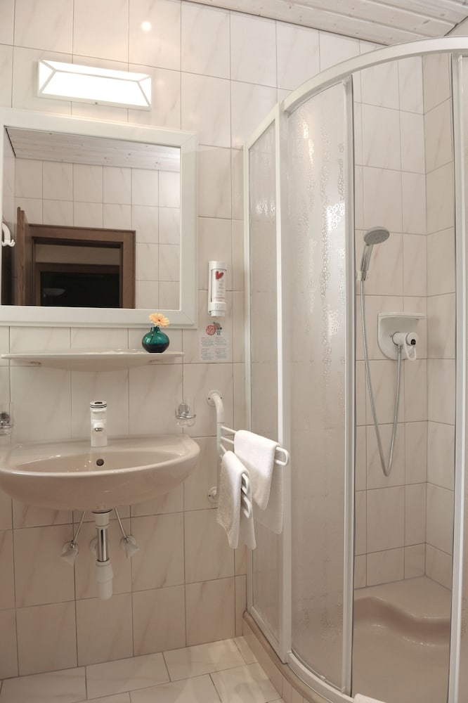 Basic Double Room, 1 Queen Bed, Balcony photo 2