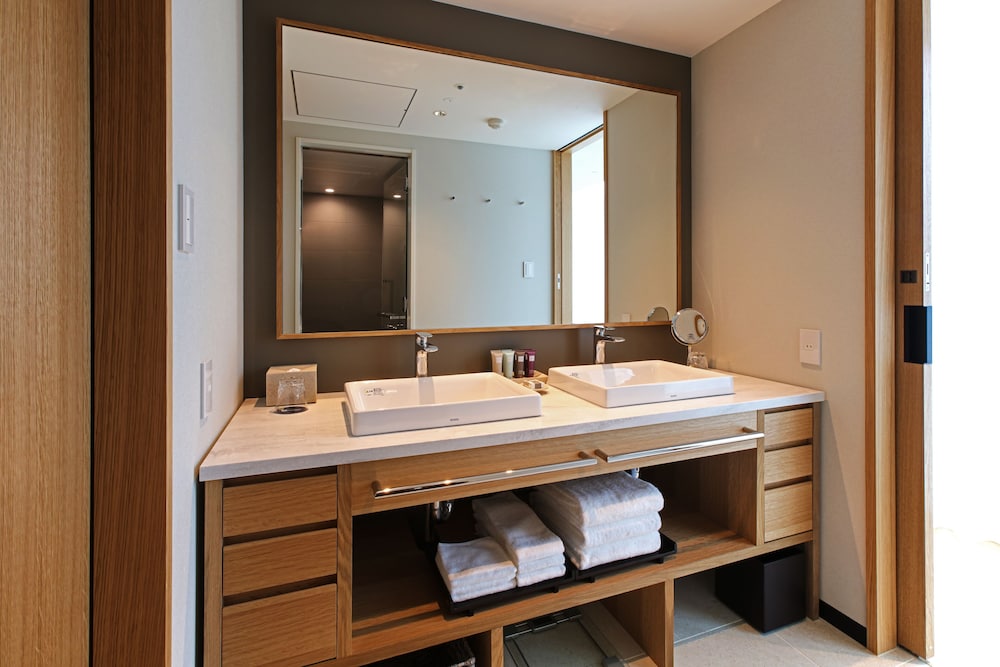 Luxury King Double Room, Non Smoking,Extra bed for 3 Adults (Free Access to the roof top pool) - Photo 7